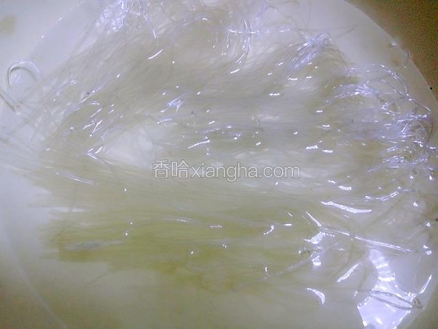用水提前把粉丝泡上。