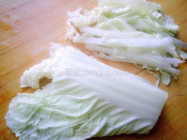 把三段落在一起，竖茬切丝，如图。切好所有的白菜。