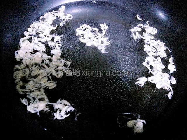 锅里放入适量水，加入虾米烧开。