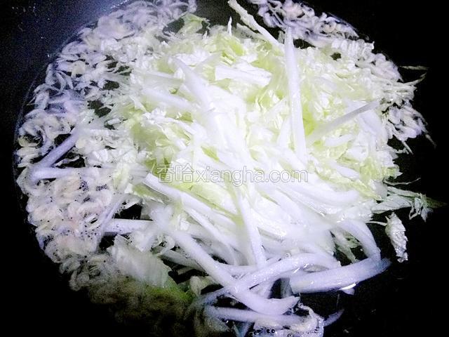 水开后，放入白菜丝。