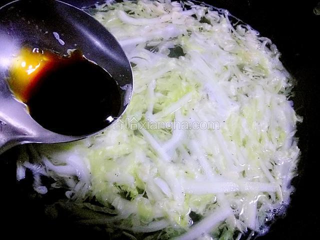调入适量的耗油，盐。出锅前加少许鸡精，香菜即可。