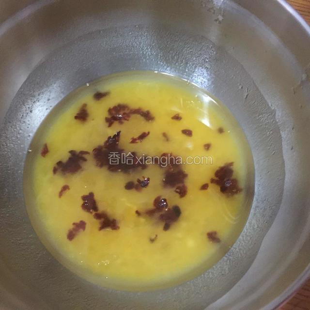 分2次加入全鸡蛋液搅拌均匀再加切碎的蔓越莓干搅拌均匀