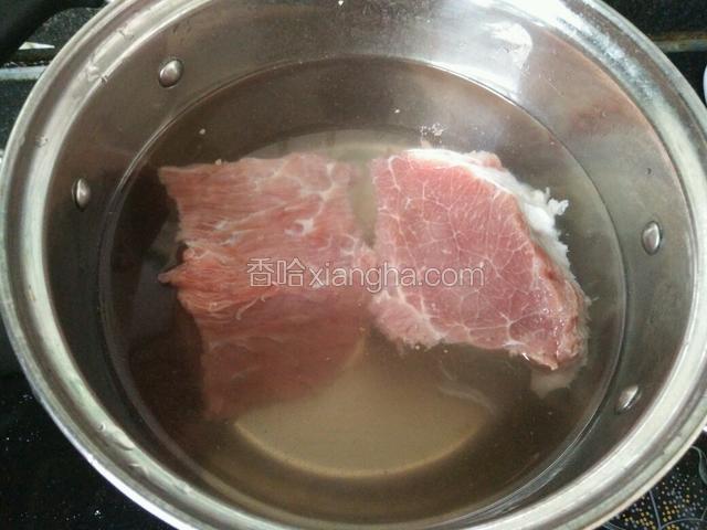 牛肉，一切两块凉水下锅煮开去腥去血沫