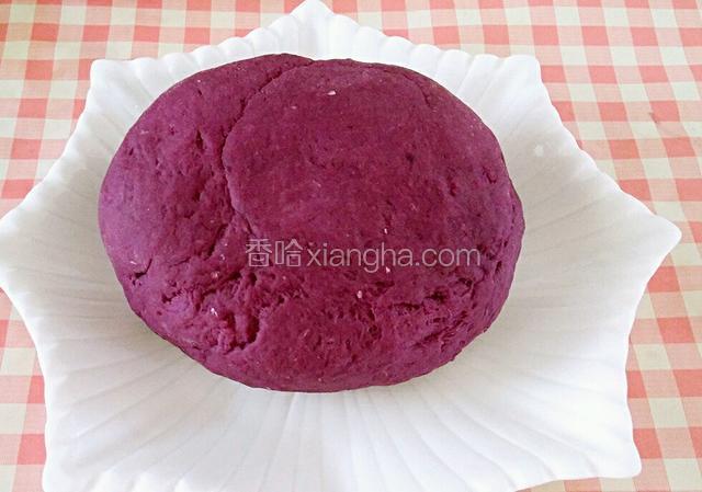 然后揉成光滑的紫薯面团，醒20分钟