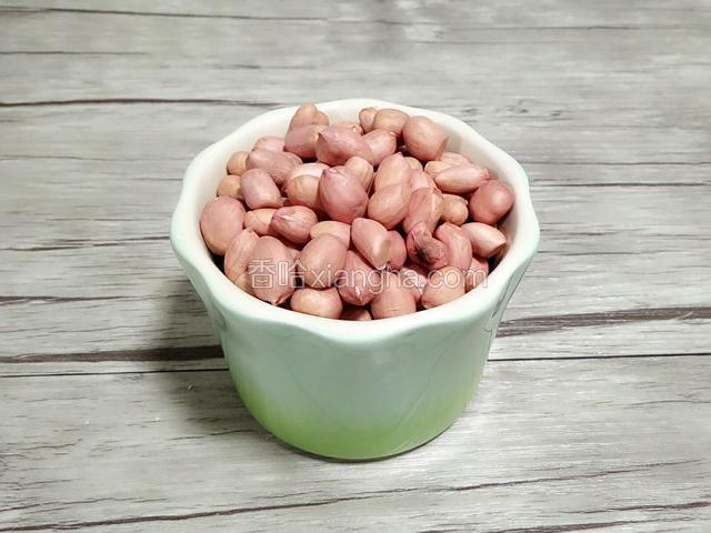 花生用水冲洗一下，用纸把花生上面的水吸干。