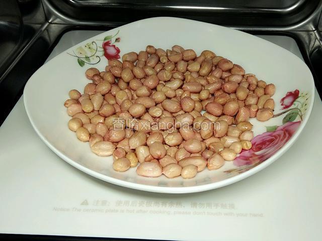放入微波炉中高火4分钟。中途需要把花生拿出来翻一翻，花生受热更均匀。