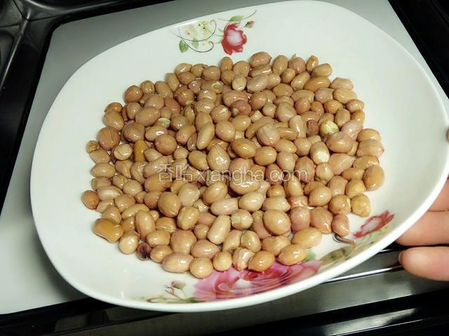 时间到花生炒好了。拿出来时小心烫手喔。