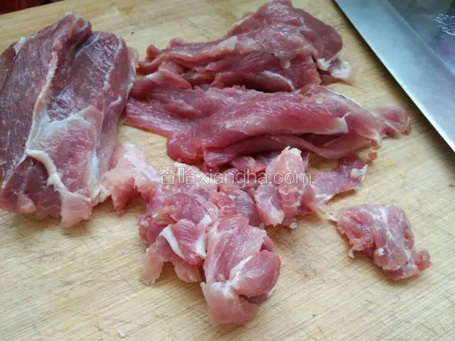 选择一块优质的前腿肉，先切成薄片，然后再准备剁成馅。