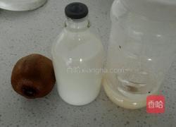 猕猴桃牛奶的做法图解1