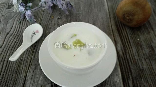 加入猕猴桃丁，再放适量蜂蜜即可。