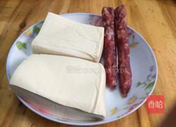 腊肠炒豆腐的做法图解1