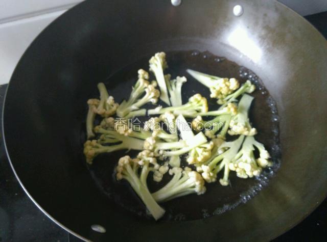 锅里水烧开，下花椰菜焯一分钟，捞出控水。