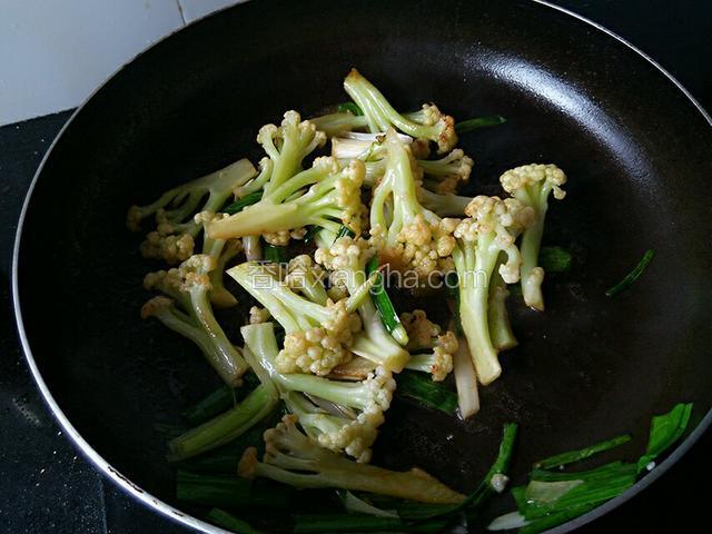 加适量盐，少许味精、生抽，再加少许开水炒匀。这道菜没什么水分，所以加点开水，盐巴、味精化得快且更入味。