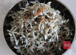 炒小银鱼的做法图解2