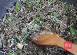 炒小银鱼的做法图解5