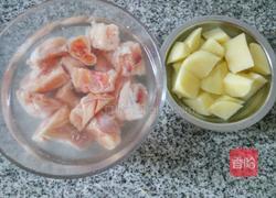 土豆炖鸡肉的做法图解1