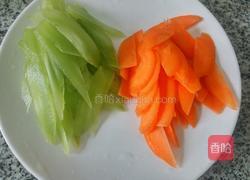 青笋炒鸡蛋的做法图解1