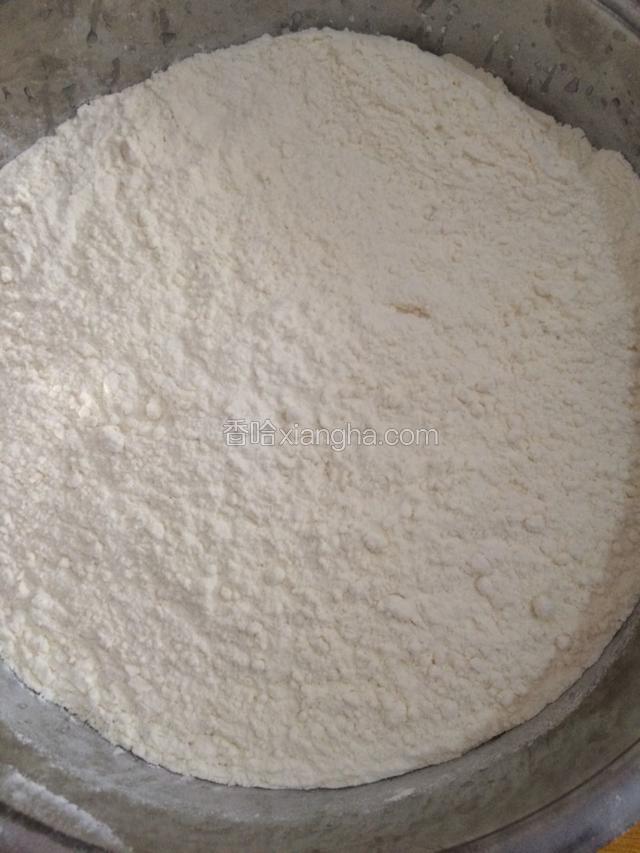 面粉放入盆中。