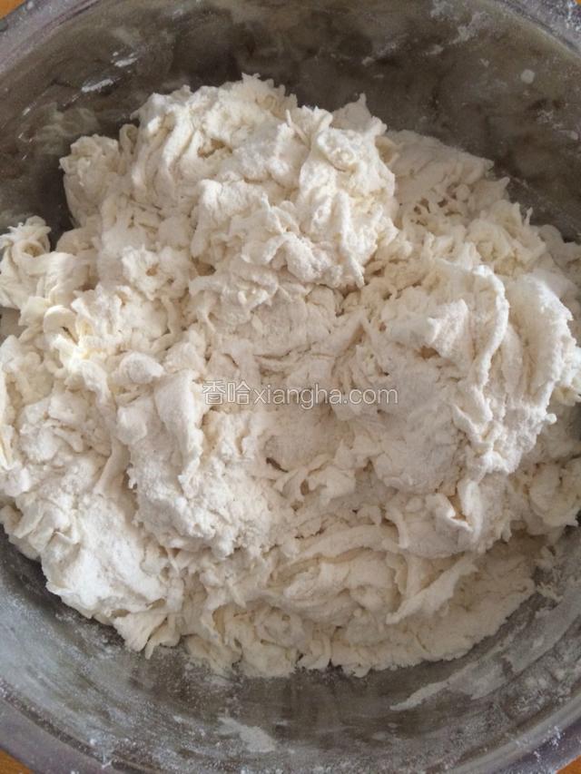 向面粉中加入适量凉水，边加边搅拌，直至没有干面粉，且面都成絮状！