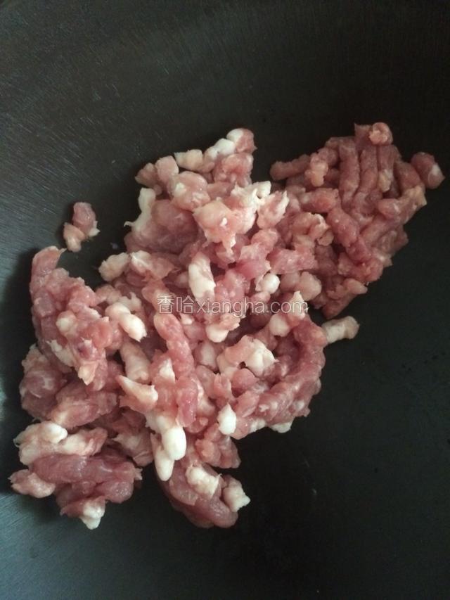 我买了肉直接让商家给绞碎了！或者自己回来剁碎也行！把肉放在容器里。