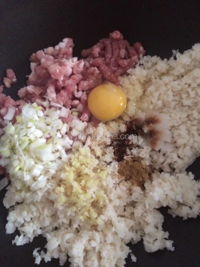肉馅中放入葱姜碎，十三香，老抽，盐，香油，花生油，一个鸡蛋。