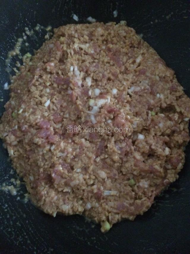用筷子朝一个方向把放好调料的肉馅搅匀，上劲。