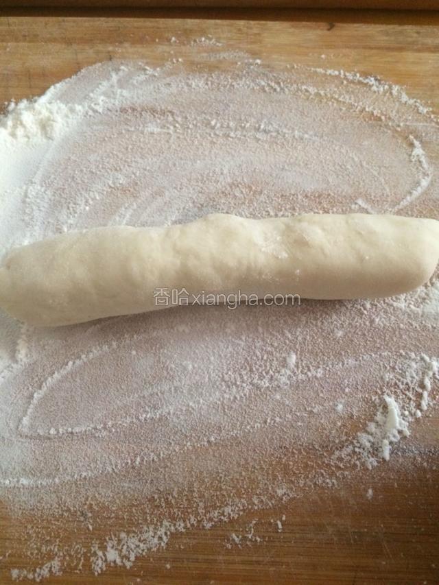 取醒好的面团，揉成长条。