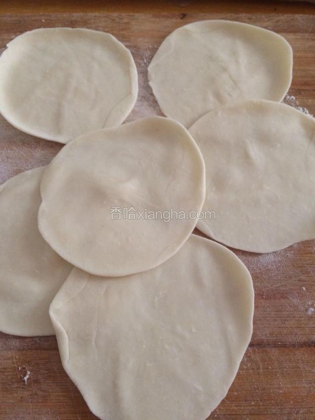 把剂子擀成饺子皮形状。