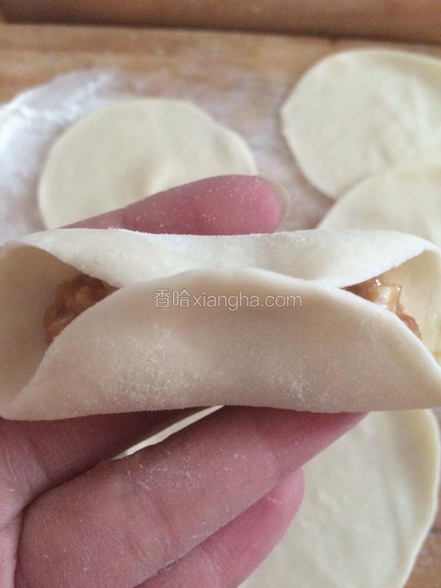 先把中间捏起来。