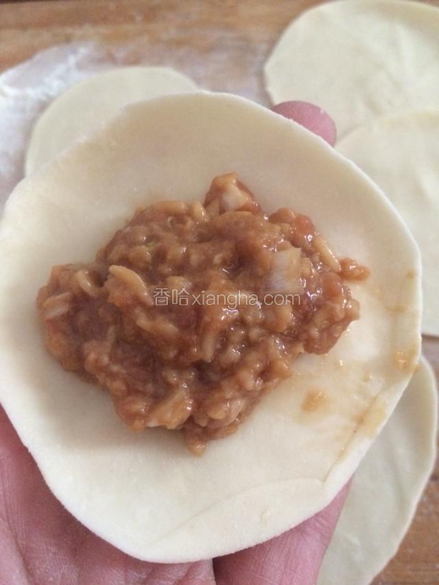 饺子皮中放入馅料。