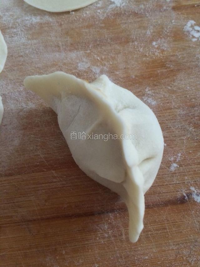 再把两边捏好，一个饺子就成功了。