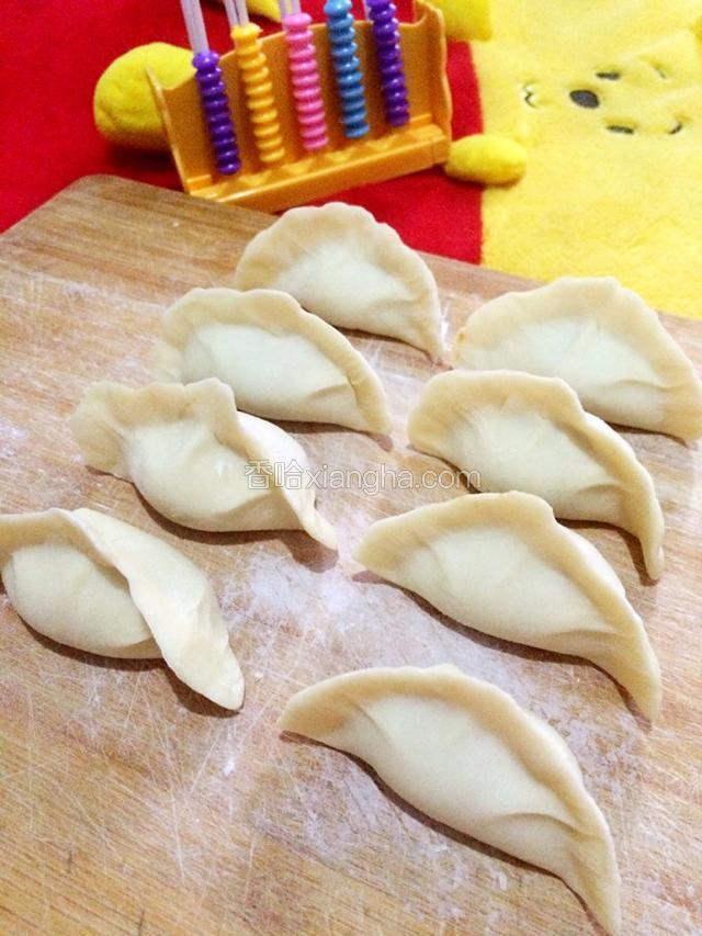 把全部饺子包好。