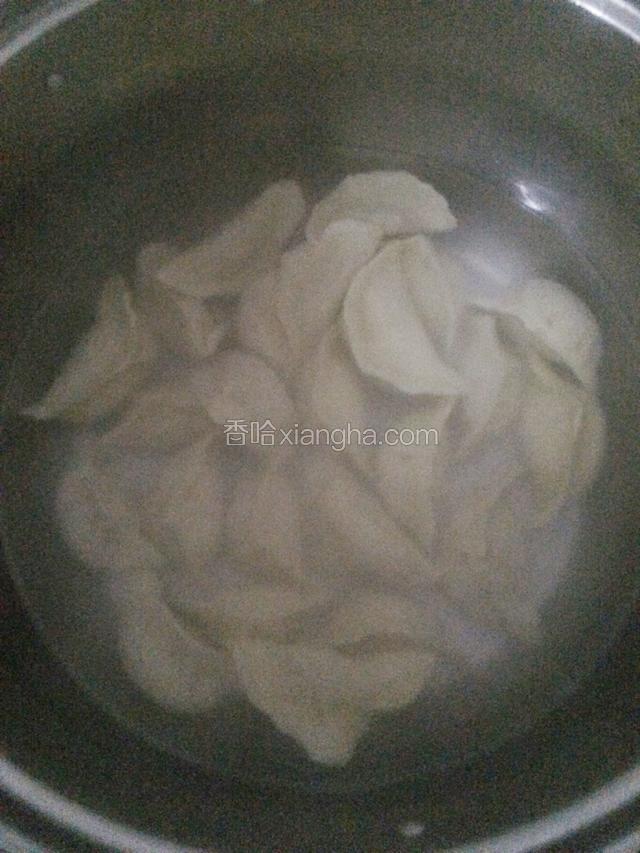 锅中放适量的水，水开后放入饺子，用勺子背面轻轻向前推饺子，以免饺子沾到锅底或者互相粘连。水开后，加半碗凉水；再次水开后，再加半碗凉水；再次水开后饺子就熟了，可以出锅了。