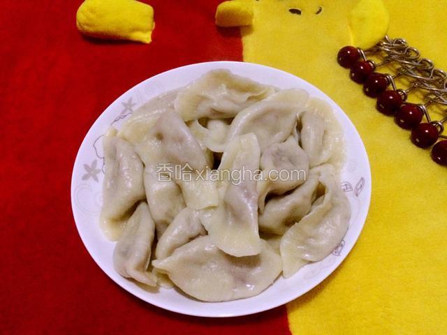 出锅了，把饺子放入盘中。