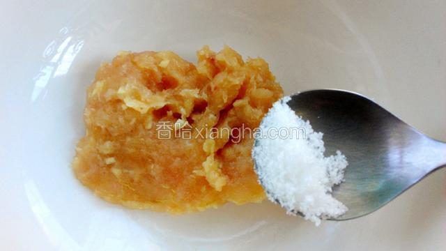 依次放入腌肉用料糖