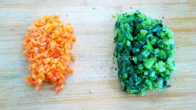 菠菜和胡萝卜攥净水分，剁碎，放入肉糜中