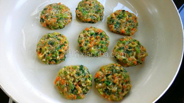 平底锅抹一层油，将肉糜用手拍成饼状，中小火慢煎