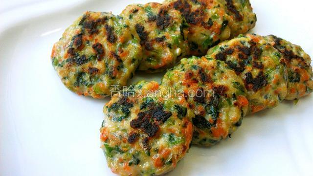 将肉饼盛到盘里