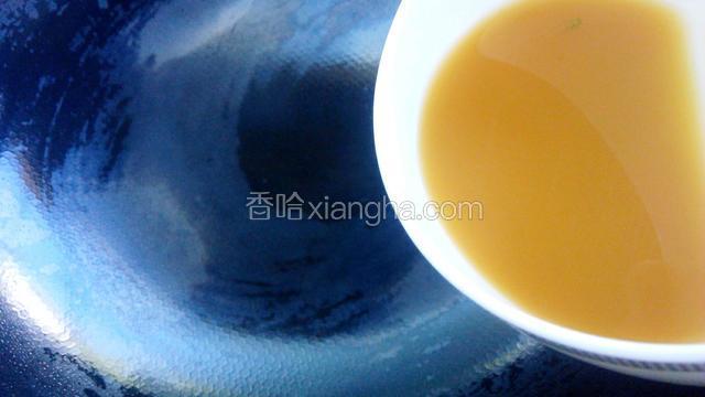 干净的锅中放入蚝油淀粉水