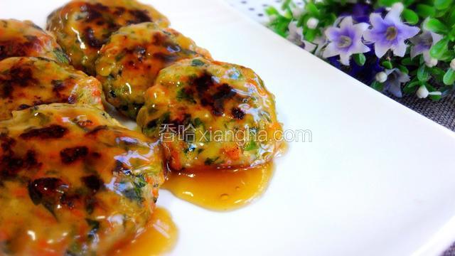 将汁浇在肉饼上即可