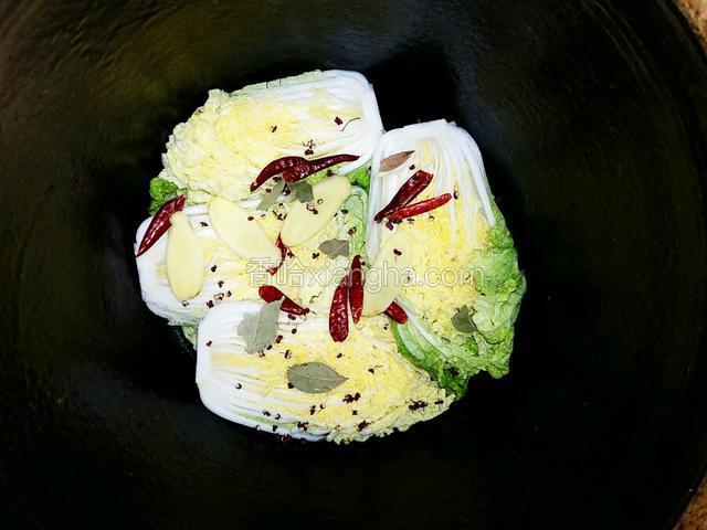 准备一个小缸，白菜挨个压一层，腌料每层依次撒入，盐稍微多点