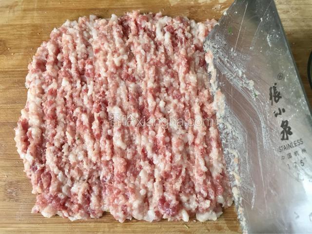利用醒面的时间开始制作馅料。先将五花肉洗净剁成肉馅，放入盆中。
