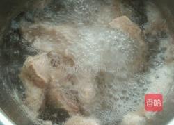 胡萝卜玉米骨头汤的做法图解3