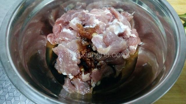 加入少许酱油，盐，再加入一勺水打上底味抓匀，
