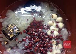 莲子红豆银耳汤的做法图解4