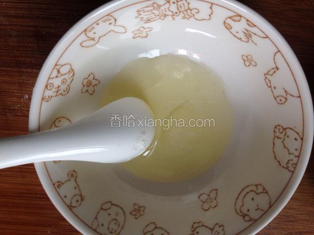 再把油和盐一起搅拌均匀加热更好