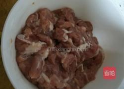 泡椒芹菜炒肉的做法图解1