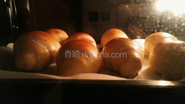 烤箱预热180℃，中层烤12分钟左右～
烘烤过程中，涨的很大啊～
