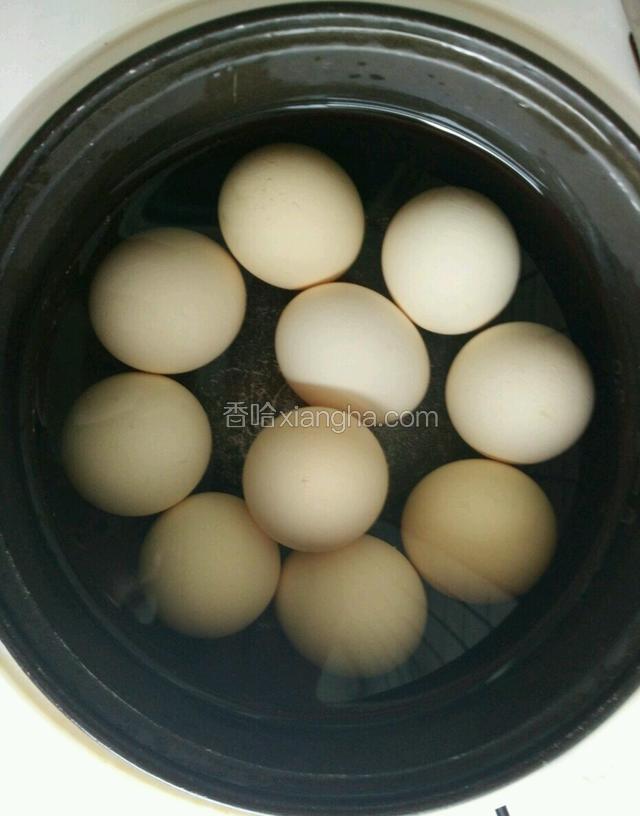 把鸡蛋放入锅里，加凉水，末过鸡蛋即可，滴几滴料酒，煮开