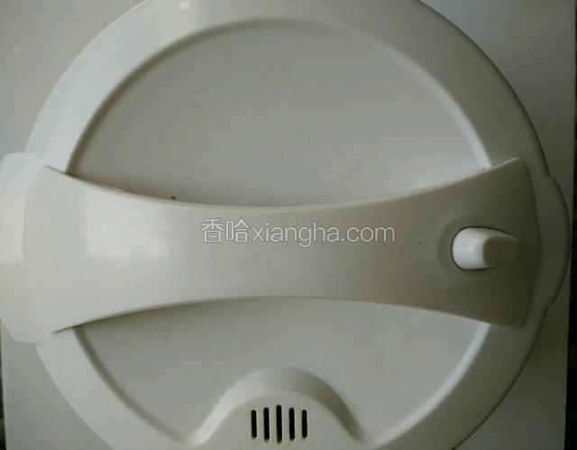 把敲裂的鸡蛋跟茶叶一起倒入电饭锅里，加入适量的盐调味，（水要末过鸡蛋）煮50分钟，煮好不要开盖，保温15分钟，然后再煮开，关火。